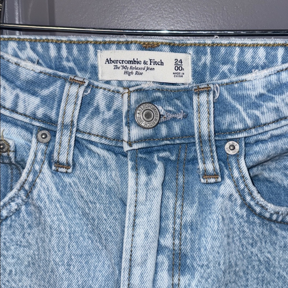 Abercrombie & Fitch Curve Love High Rise 90s Relaxed Jean - Picture 2 of 9